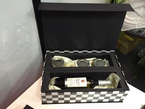 Caixa personalizada com vinho